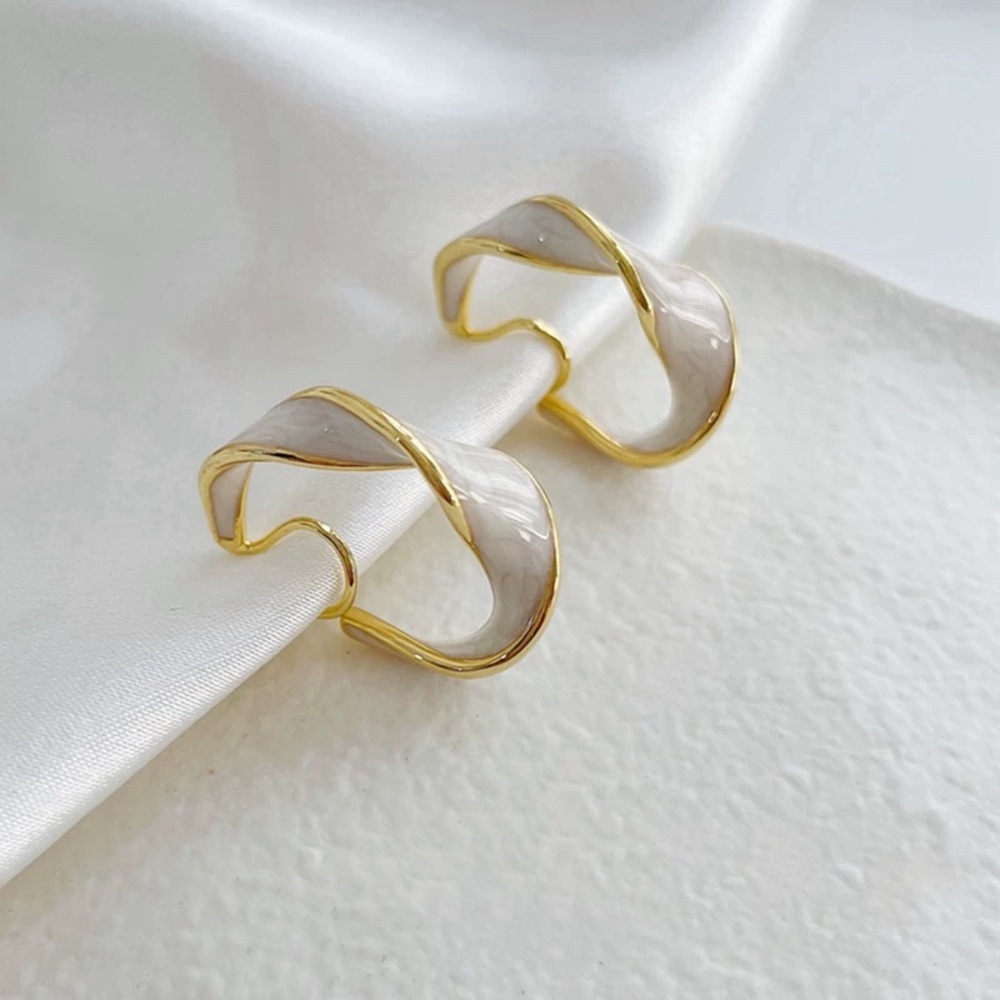 NEW Enamel Twist Hoop Clip On Earrings Gold/White - Picture 2 of 3
